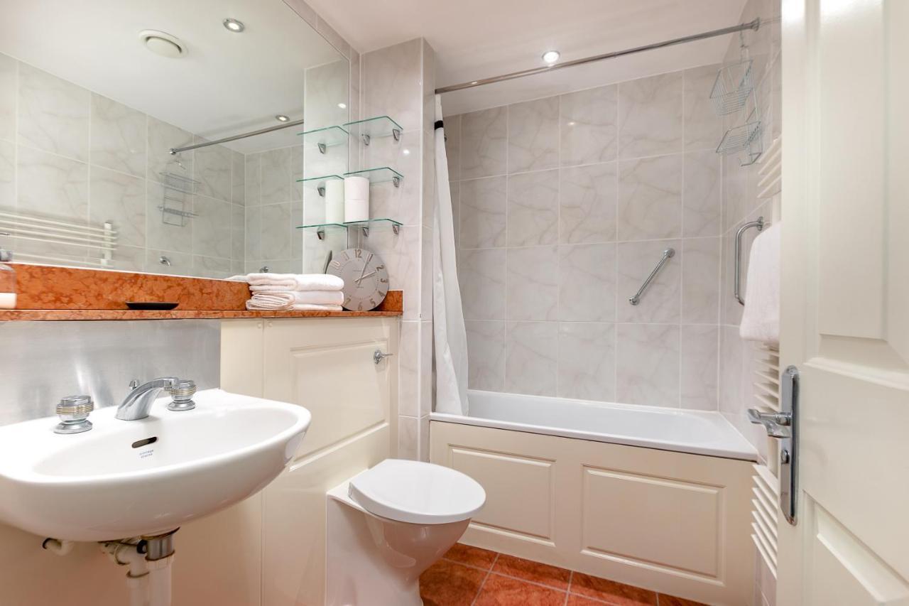 Point West Apartments London Kültér fotó