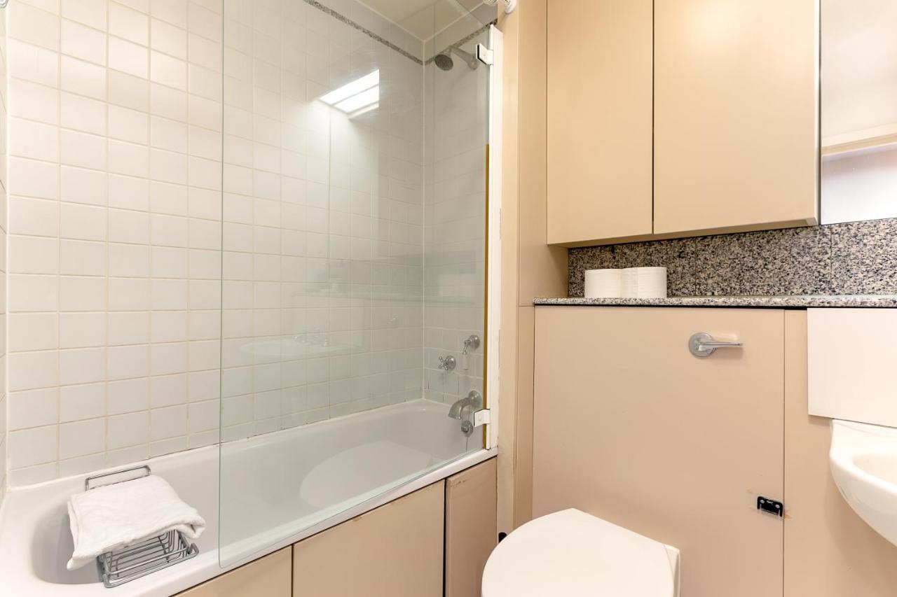 Point West Apartments London Kültér fotó