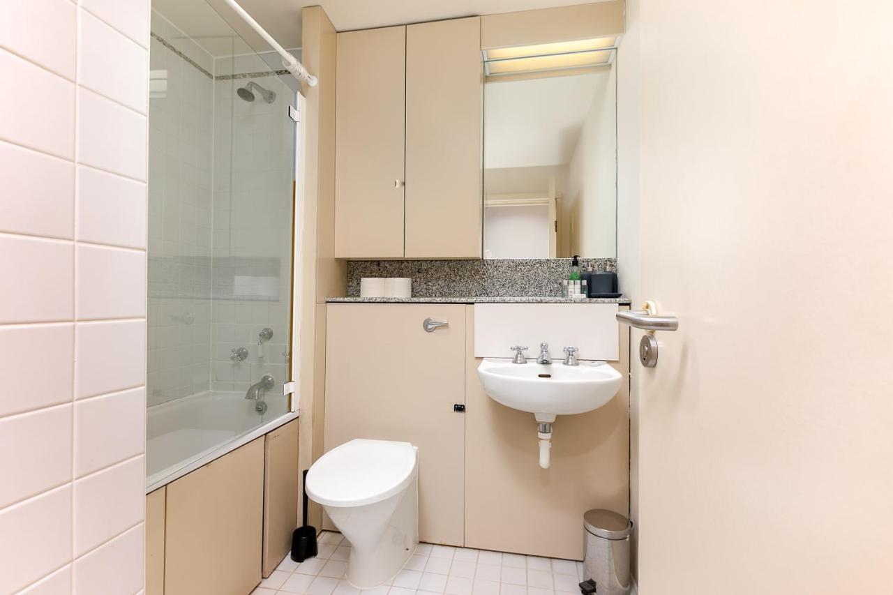 Point West Apartments London Kültér fotó